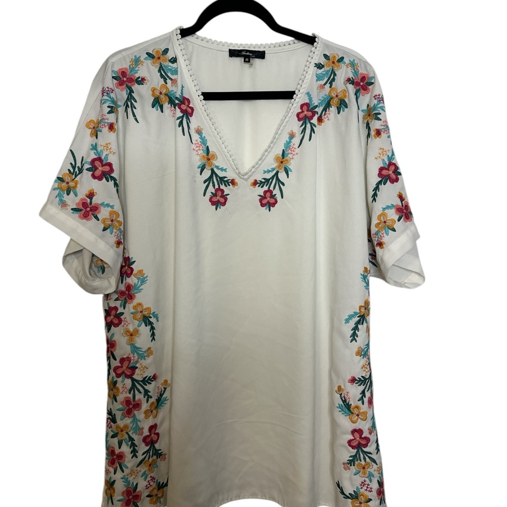 Floral Embroidered White Top - Picture 1 of 4